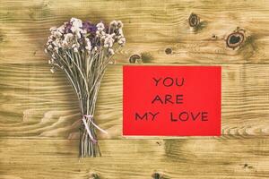 bouquet de fleurs avec message vous sont mon l'amour sur en bois table photo