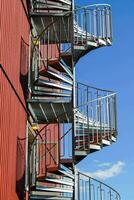 une spirale escalier sur une rouge bâtiment photo