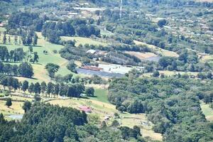 une vue de une rural zone de un avion photo