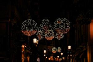 Noël décorations à nuit dans alicante ville photo