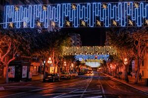 Noël décorations à nuit dans alicante ville photo