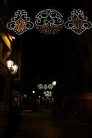 Noël décorations à nuit dans alicante ville photo