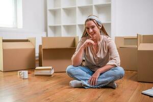 moderne gingembre femme avec tresses en mouvement dans Nouveau appartement photo