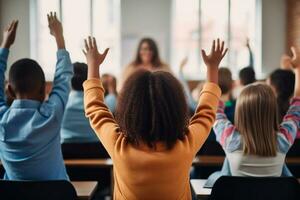 enseignants journée - inspirant prof à le de face de le classe, dévoué élèves élevage leur mains dans signe de participation. sur enseignants jour, nous célébrer ceux qui forme les esprits. ai génératif photo