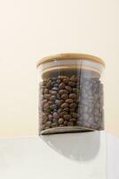 réutiliser verre pots à boutique séché nourriture vivant durable mode de vie à maison. café des haricots dans verre pot photo