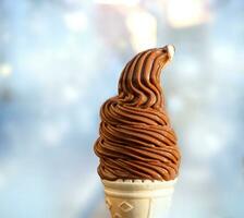 délicieux Chocolat la glace crème dans une gaufre klaxon sur une brouiller Contexte. haute qualité photo