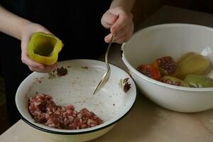 mains remplir sucré vert poivrons avec haché Viande et riz. pas à pas recette pour fait maison farci cloche poivrons.sélectif doux concentrer photo