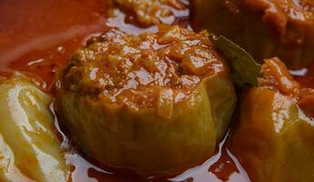 délicieux sucré poivrons farci avec Viande et riz dans tomate sauce. sélectif se concentrer. haute qualité photo