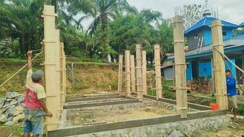 kuaro kalimantan Timour, Indonésie 24 novembre 2023. certains constructeurs sont bâtiment une mosquée photo