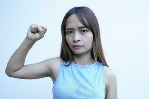 asiatique femme élever votre poing et avoir prêt à lutte. photo