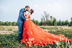 les mariés passent du temps romantique et sont heureux ensemble photo