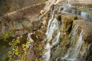 magnifique cascade entre grand rochers dans l'automne forêt. sofievski parc dans homme, Ukraine photo