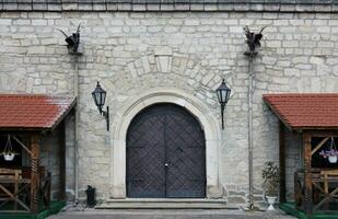 très vieux solide porte dans brique pierre mur de Château ou forteresse de 18e siècle photo