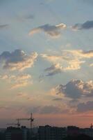 magnifique lever du soleil avec chaud Orange lumière du soleil et poutres par bleu ciel photo