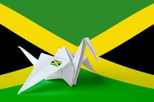 Jamaïque drapeau représenté sur papier origami grue aile. Fait main les arts concept photo