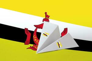 brunei Darussalam drapeau représenté sur papier origami avion. Fait main les arts concept photo