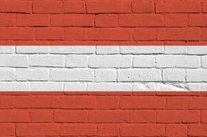 L'Autriche drapeau représenté dans peindre couleurs sur vieux brique mur. texturé bannière sur gros brique mur maçonnerie Contexte photo