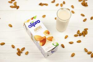 Kharkiv, Ukraine - janvier 2, 2021 alpro amande végétarien Lait pack produit par européen entreprise basé dans joyau de Wevel photo