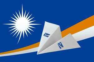 Marshall îles drapeau représenté sur papier origami avion. Fait main les arts concept photo