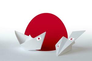 Japon drapeau représenté sur papier origami avion et bateau. Fait main les arts concept photo
