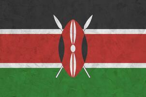 Kenya drapeau représenté dans brillant peindre couleurs sur vieux le soulagement plâtrage mur. texturé bannière sur rugueux Contexte photo