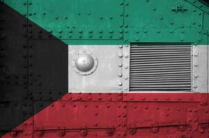 Koweit drapeau représenté sur côté partie de militaire blindé réservoir fermer. armée les forces conceptuel Contexte photo