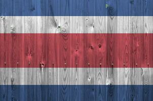 costa rica drapeau représenté dans brillant peindre couleurs sur vieux en bois mur. texturé bannière sur rugueux Contexte photo