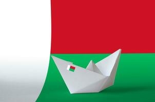 Madagascar drapeau représenté sur papier origami navire fermer. Fait main les arts concept photo