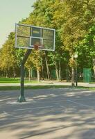 terrain de basket de rue vide. pour des concepts tels que le sport et l'exercice, et un mode de vie sain photo