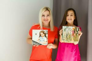 mère et enfant tenir photo Toile dans le intérieur