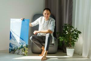 homme détient Toile dans le intérieur photo