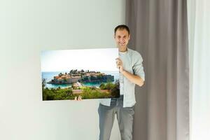 homme détient Toile dans le intérieur photo