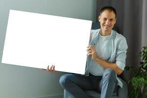 homme détient Toile dans le intérieur photo