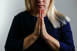 femme mains prier contre une blanc Contexte photo