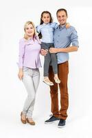 content Jeune famille avec jolie enfant posant sur blanc Contexte photo