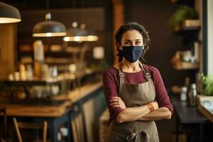 ai généré souriant femme portant une visage masque, permanent derrière le compteur de sa café magasin. là sont une peu les clients séance à le les tables, bavardage et profiter leur café. photo