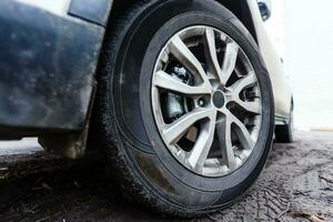 roues de une blanc voiture dans le boue photo