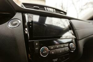 moderne voiture intérieur avec tableau de bord et multimédia photo