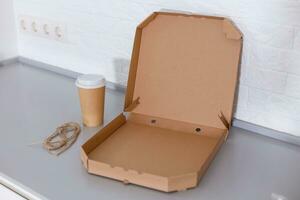 café tasse et Pizza boîte sur blanc Contexte photo