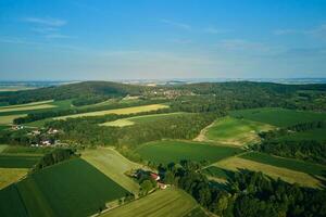 aérien vue de campagne zone avec village et montagnes photo