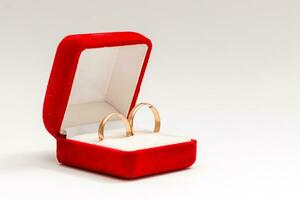 deux mariage anneaux dans agréable rouge boîte isolé sur blanc Contexte photo