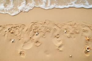 sablonneux plage texture avec coquillages et empreintes de pas. ai généré photo