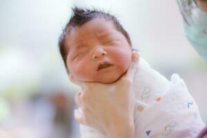 le bébé garçon a été juste née avec bébé tissu enveloppé autour le entier corps photo