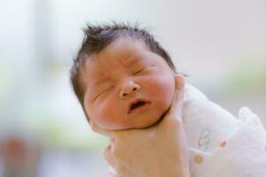 le bébé garçon a été juste née avec bébé tissu enveloppé autour le entier corps photo