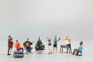 miniature des familles sont joyeusement célébrer et à manger ensemble. concept de une joyeux Noël photo