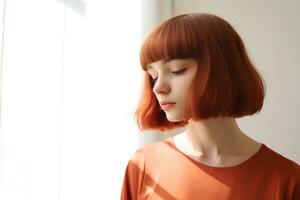 Jeune femme avec court bob la Coupe de cheveux sur lumière Contexte. ai génératif photo