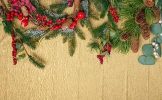 Noël couronne fabriqué de sapin branches et autre décorations sur une Jaune arrière-plan, copie espace photo