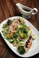 salade de légumes bio avec filet de saumon et vinaigrette balsamique photo