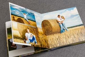 livre photo album sur plate-forme table avec Voyage Photos