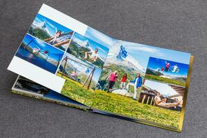 le livre photo ouvert, Voyage dans Suisse, sur gris Contexte